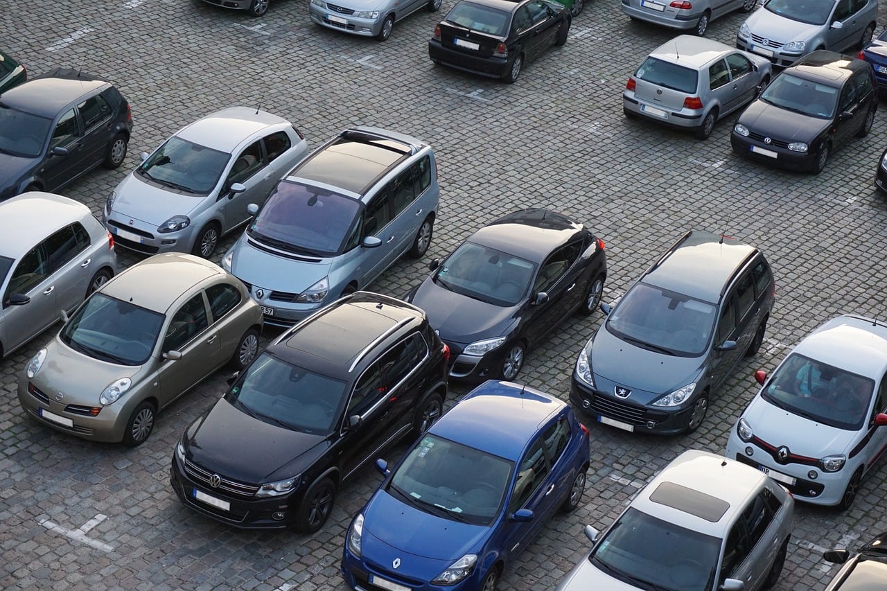 Parkplatz mit verkauften Autos